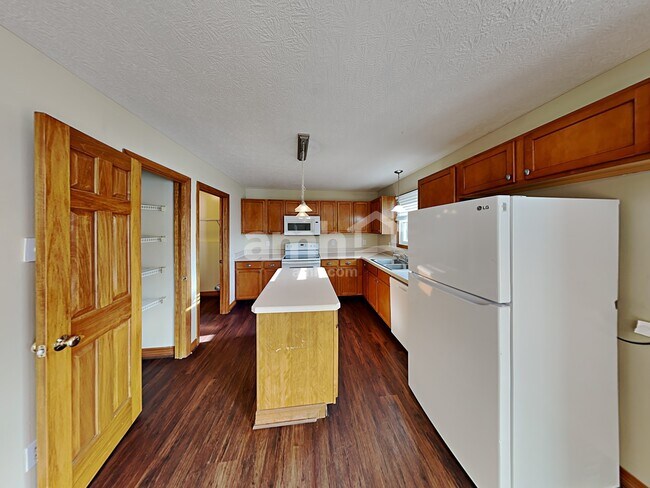 Foto del edificio - 811 Corylus Dr SW