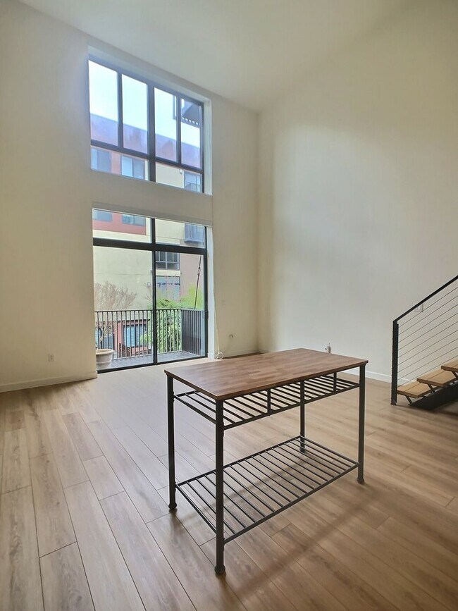 Foto del edificio - Modern Loft in Historic Plant 51 in Downtown San Jose