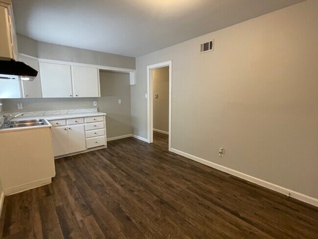 Foto del edificio - 7015 Eddy Ln