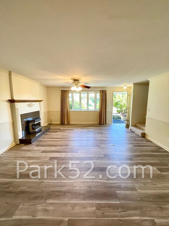 Building Photo - 2 Bedroom Tacoma Townhome