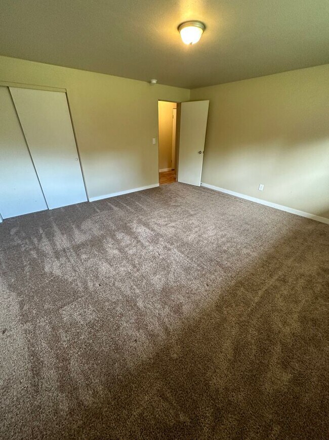 Foto del edificio - 3 Bedroom 2.5 Bathroom Hardwood Floors Fen...