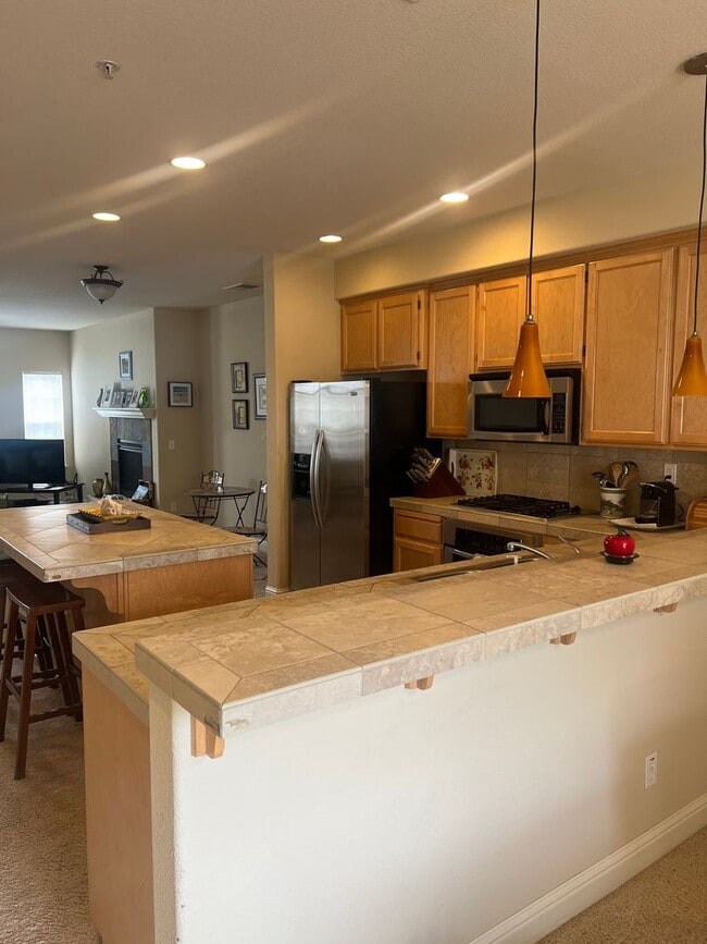 Building Photo - Well maintained 3 Bedroom, 2.5 Bath Condo ...