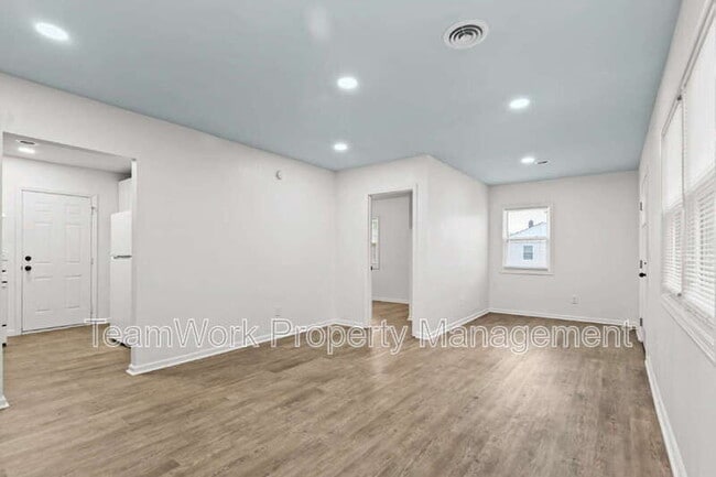 Building Photo - 3020 Azalea Dr