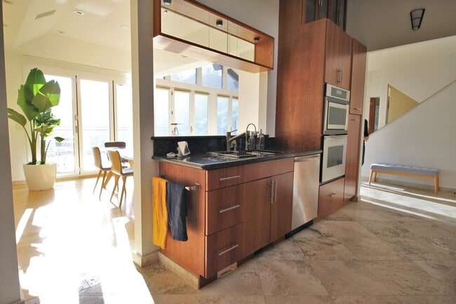 Foto del edificio - Beautiful Home w/ Stunning Views from Ever...