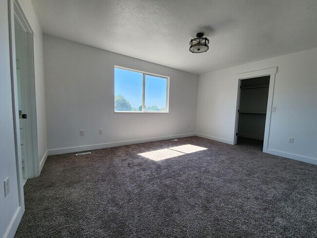 Building Photo - 1092 E 3250 N