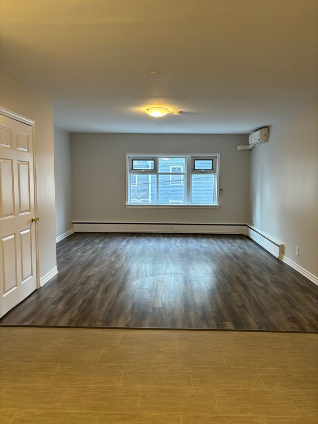 Photo du bâtiment - SPACIOUS NEWLY RENOVATED TWO BEDROOM APART...