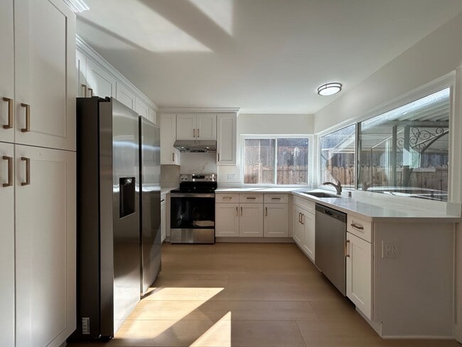 Building Photo - Beautifully Renovated 4 Bedroom 2 Bath Sin...