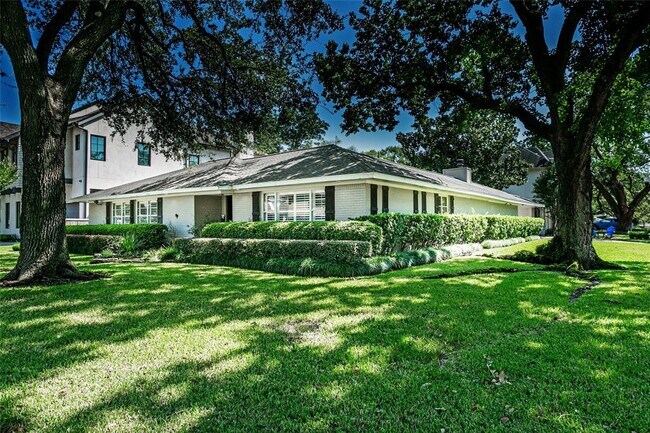 Foto del edificio - 4631 Devon St