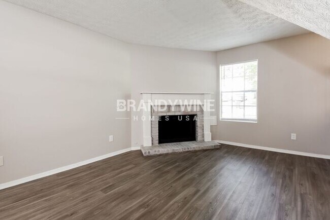 Building Photo - MOVE IN BY AUG 14TH AND RECEIVE HALF OFF S...