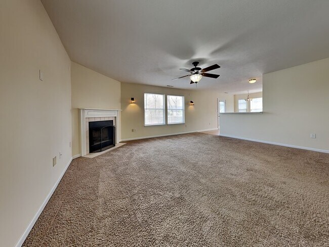 Building Photo - Marvelous 3 bed 2.5 bath with fenced in ba...
