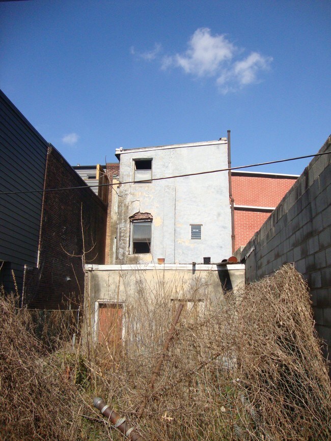 Foto del edificio - 630 E Girard Ave