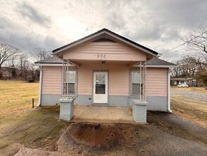 Building Photo - 958 Strouse Ave