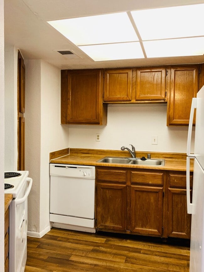 Foto del edificio - Charming 1-Bedroom Condo with Modern Touches in Las Vegas