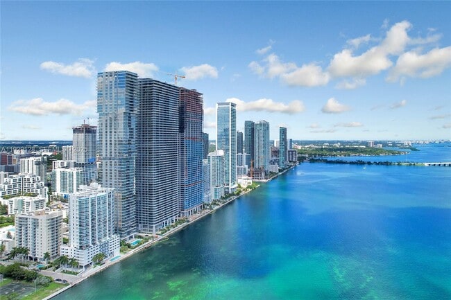 Foto del edificio - 700 NE 24th St