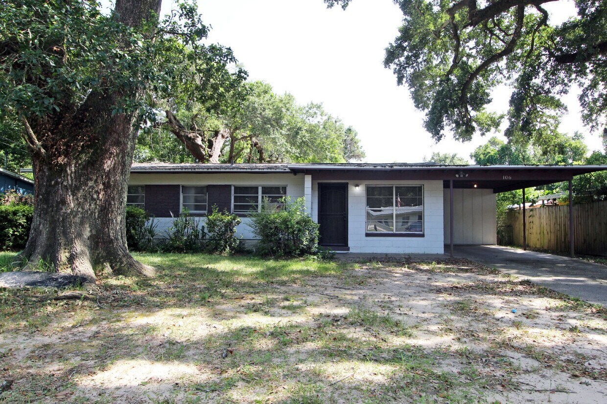 Foto principal - HUD Accepted! 3BR/2BA West Pensacola Home – Fenced Yard
