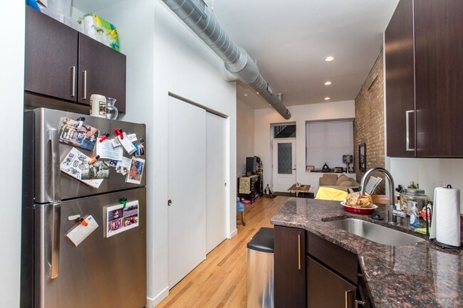 Building Photo - Video Tour- Sunny 2 Bed w/Laundry. Near 606 and EL. Free Internet. Amazing Deal.