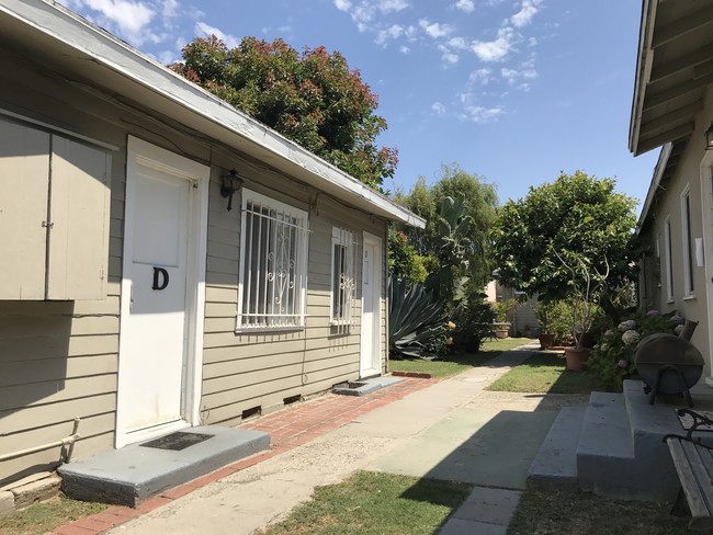 Building Photo - Quadruplex
