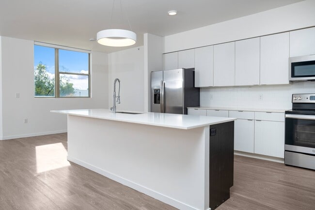 Building Photo - Classen 16