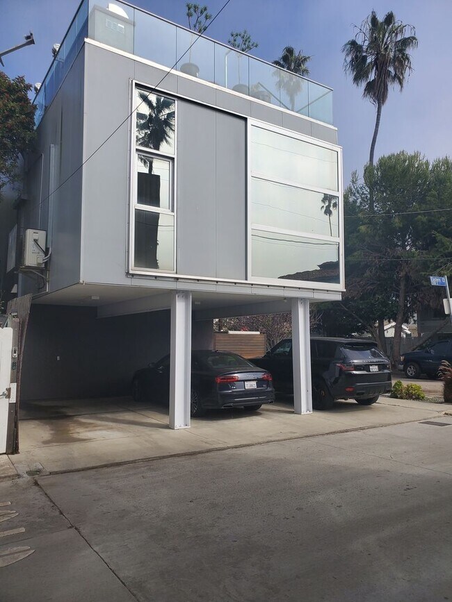 Foto del edificio - 487-489 CARROLL AVE.