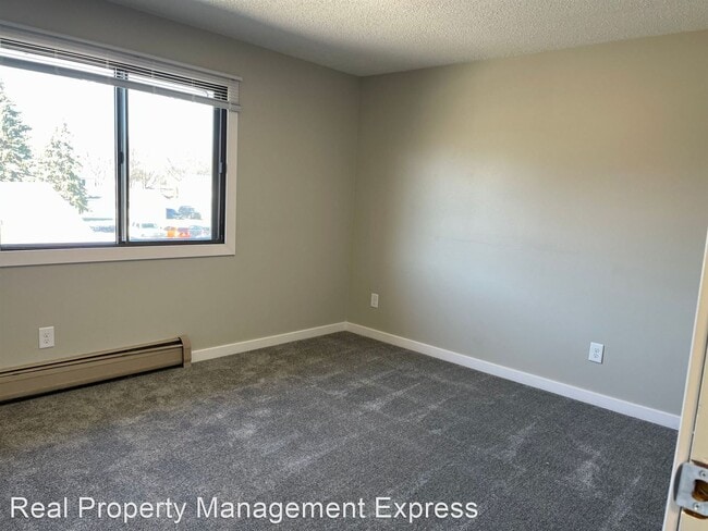 Building Photo - 2 br, 1 bath Apartment - Newly Renovated 2...
