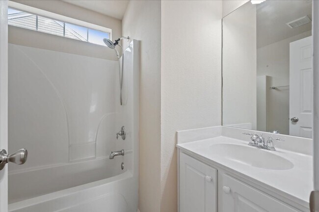 Building Photo - 17 Bushwood Dr