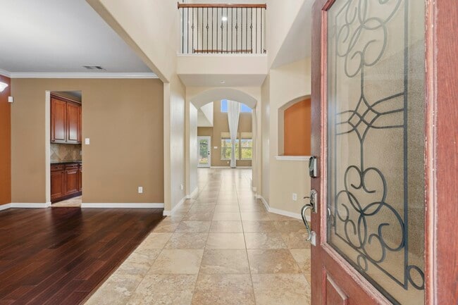 Building Photo - 25907 Foxrun Vista Dr