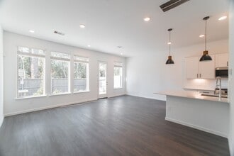 Building Photo - 670 Royal Arch Dr