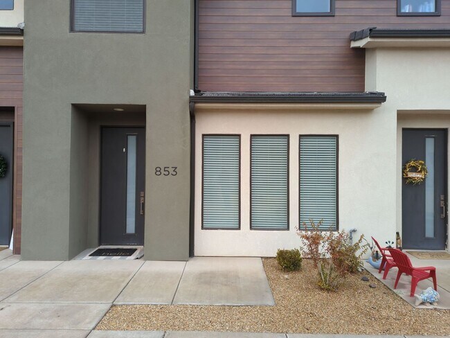 Foto del edificio - Gorgeous 3 Bedroom 2 Bathroom Townhouse