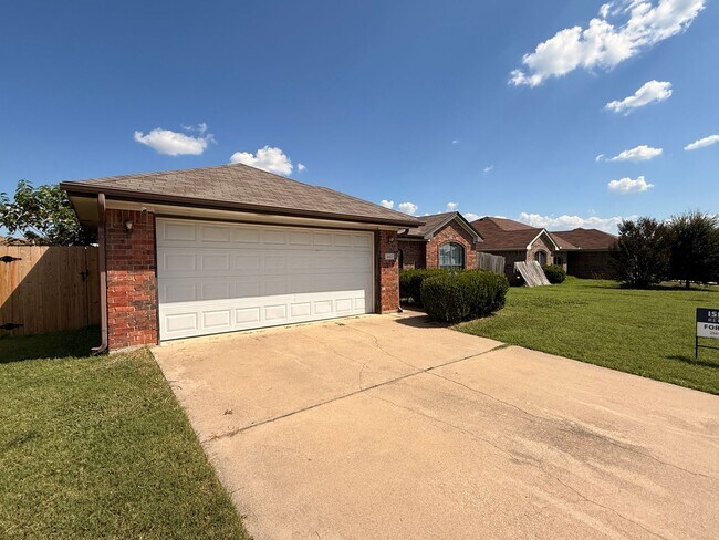 Foto del edificio - NEW IN MANAGEMENT - AVAILABLE NOW!