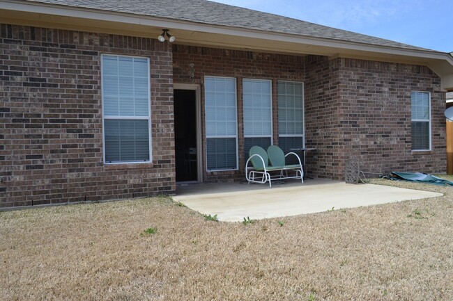 Building Photo - 4 bedroom home in Dove Crossing