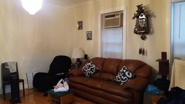 Foto del edificio - 32-04 83rd St