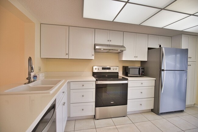 Building Photo - Annual Second Floor Condo in Pinebrook Lak...