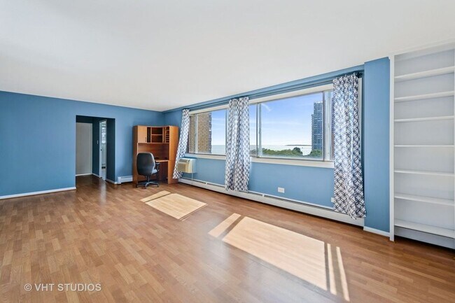 Living Room - 6300 N Sheridan Rd
