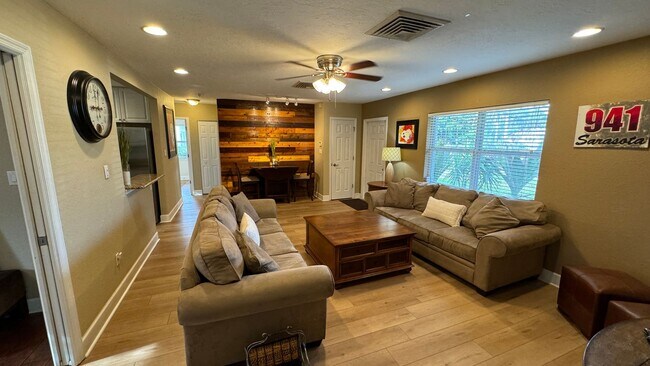 Building Photo - Unfurnished or Furnished Annual Rental Ava...