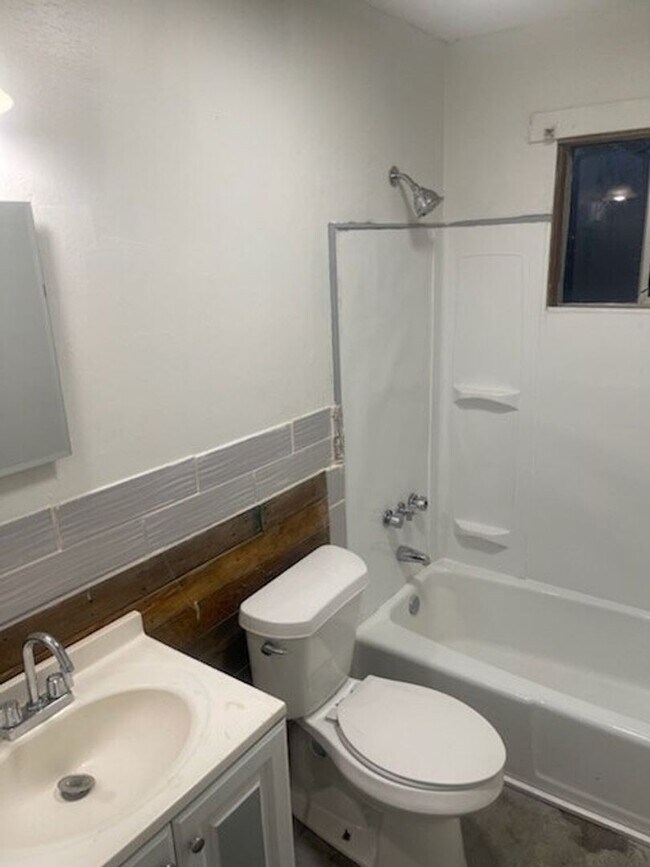 Building Photo - Move-In Ready 2 Bedroom Duplex – Pet Friendly!