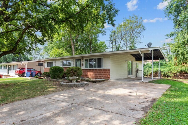 Building Photo - 2025 Thunderbird Ave