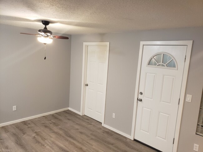 Building Photo - 14010 SE Newport Way