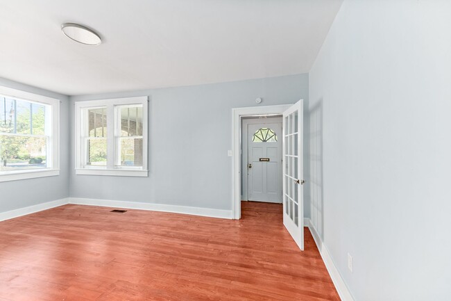 Building Photo - Charming All-Brick Home in Prime Charlesto...