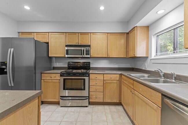 Foto del edificio - AVAILABLE NOW - Updated 2 Bedroom Duplex w...