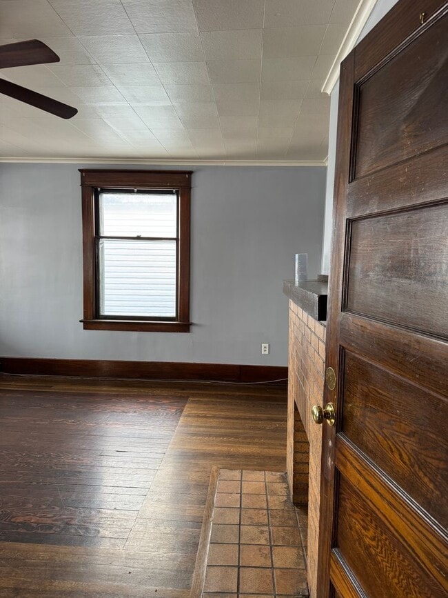 Building Photo - 1245 W 9th St