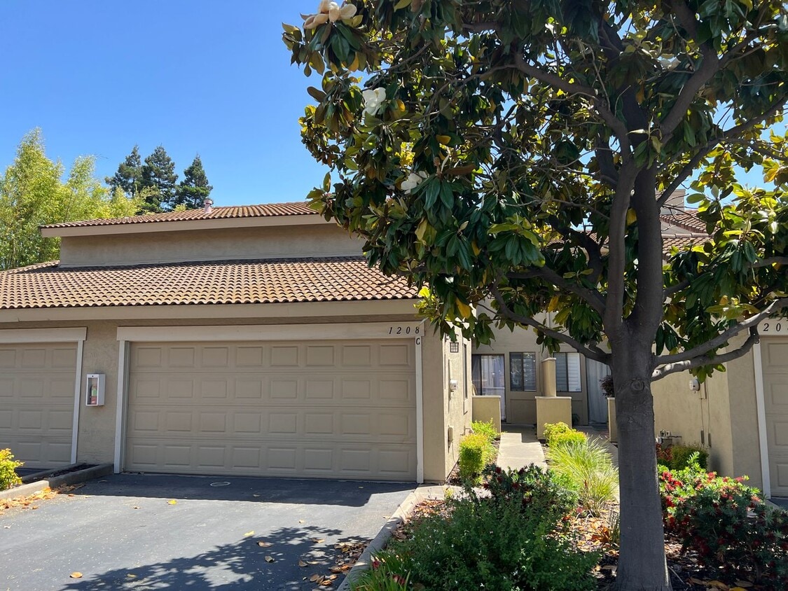 Primary Photo - Walking distance to Roseburg Square - 3 be...