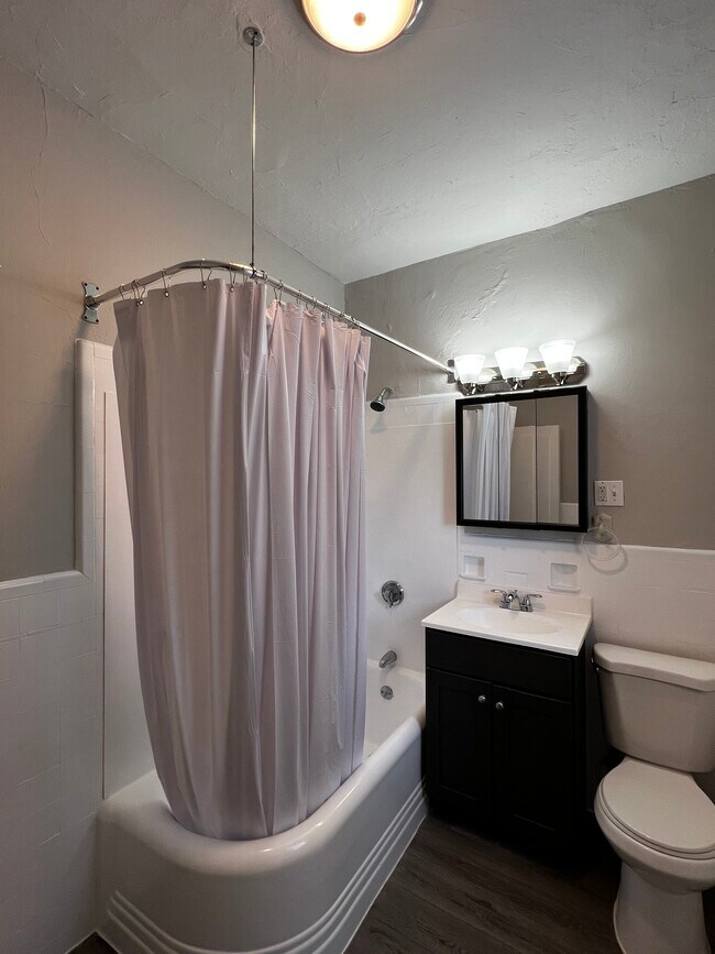 Building Photo - 1140 River St