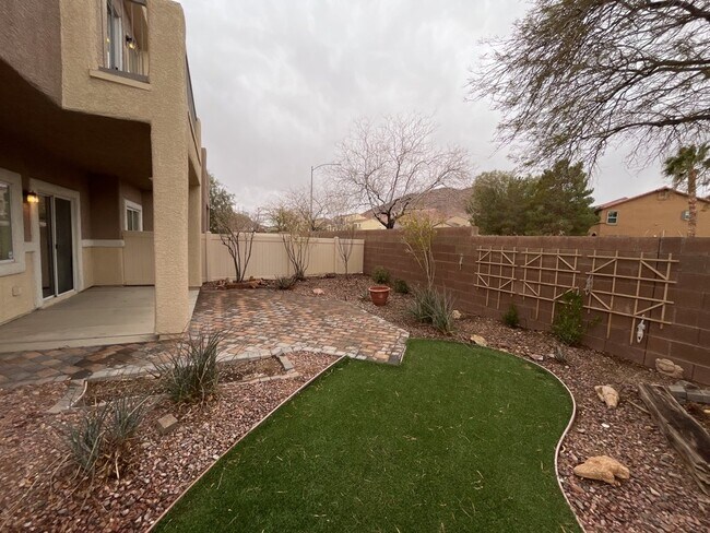 Foto del edificio - SPACIOUS 3-BEDROOM 2 1/2 BATH TOWNHOME IN ...
