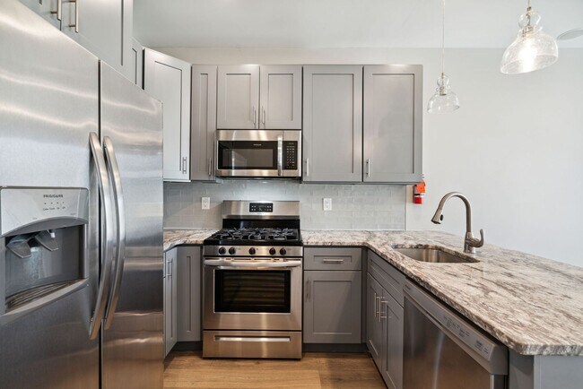 Foto del edificio - NEWLY CONSTRUCTED 3 bed/2 bath with Privat...