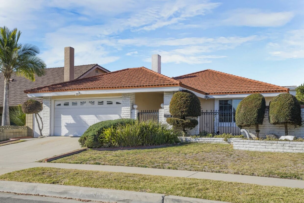 Primary Photo - 23721 Pasatiempo Ln