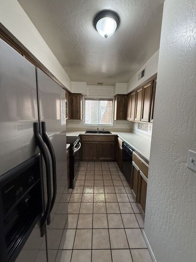 Building Photo - 2 BEDROOM 1.5 BATH SINGLE LEVEL CONDO WITH ENCLOSED BACKYARD GATED COMMUNITY