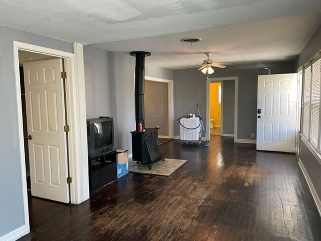 Building Photo - 1825 Oak