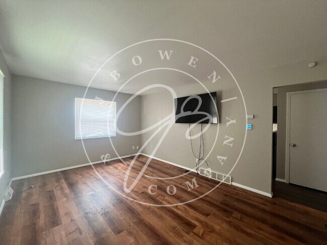 Foto del edificio - "Charming 4-Bed Home with Finished Basemen...