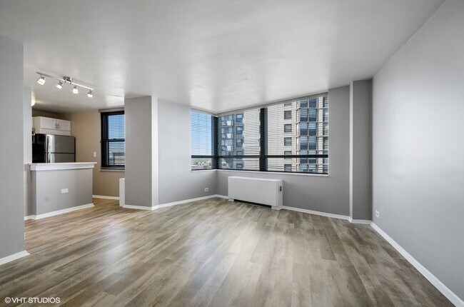Building Photo - 5701 N Sheridan Rd