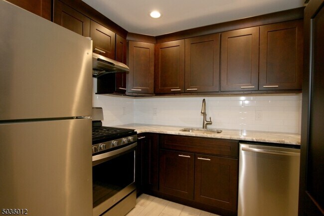 Building Photo - 468 Broughton Ave